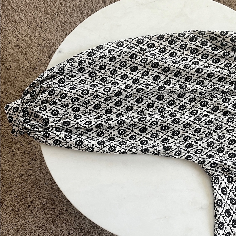 Beulah Top Size ONE Black White Long Puff Sleeve Lace-Like Pattern - Picture 7 of 13